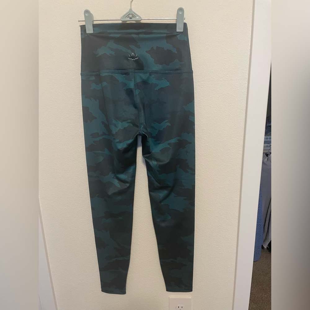 Teal green camo Beyond Yoga long leggings size S in excellent condition.